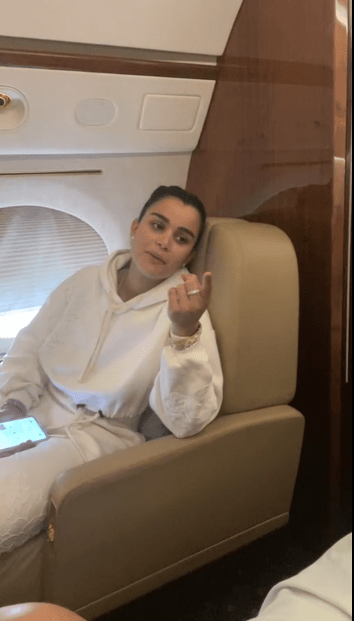 A su lado se pudo ver a la modelo y presentadora, quien se veía muy emocionada. ¿A dónde se llevará de viaje a nuestra Clari?