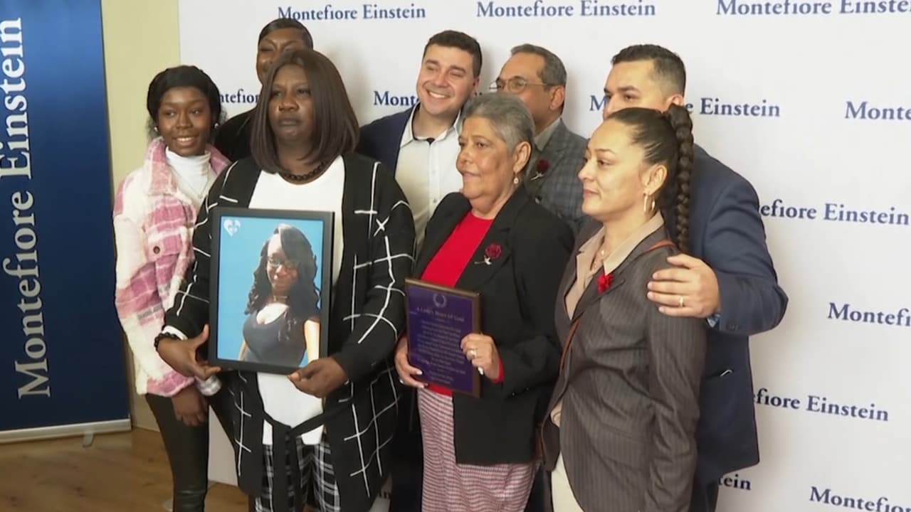 Abuela hispana conoce a la familia de su donante de corazón en el primer trasplante entre VIH positivos