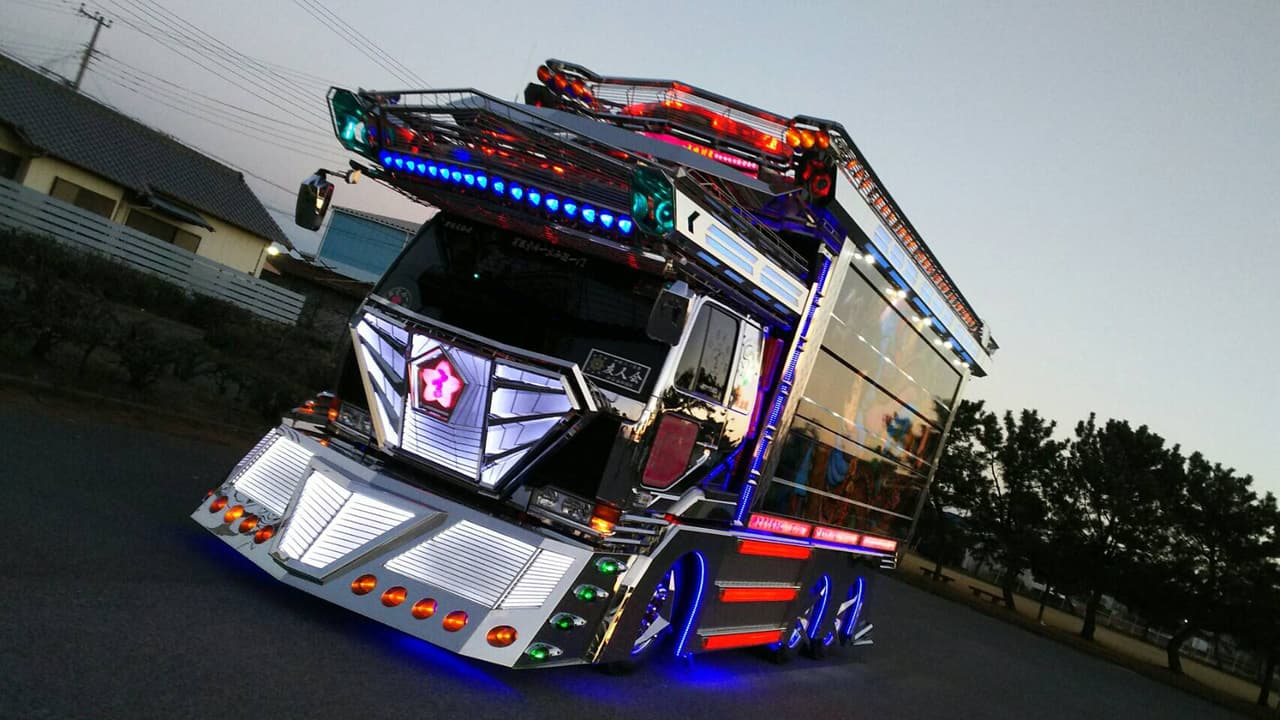 Te presentamos a 
<b>Sandaimei Bireijo, un digno representante del 'dekotora' japonés, </b>nombre otorgado al 'art truck' o tuning de camiones o autobuses, el cual tiene como característica dar un look extravagante a los vehículos.