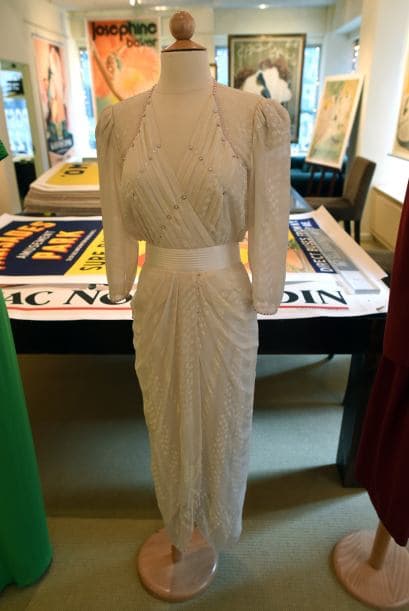 El vestido más caro, valorado entre $80.000 y $100.000 dólares, es un traje de Zandra Rhodes de seda marfil con perlas incrustadas que la princesa llevaba en mayo de 1987 durante una gala en London Palladium.