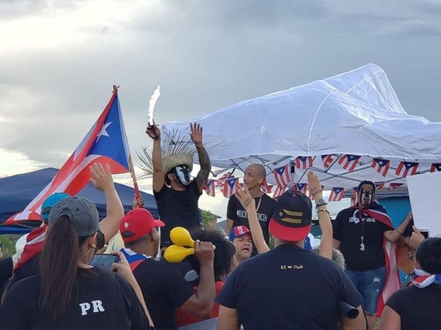 Días después de los arrestos, se filtraron a través de las redes sociales mensajes privados en los que aparece el gobernador burlándose de reconocidas figuras públicas y políticos. En este chat de Telegram, una plataforma similar a WhatsApp, el gobernador también dio órdenes a contratistas de su administración para manipular encuestas y los medios de comunicación.