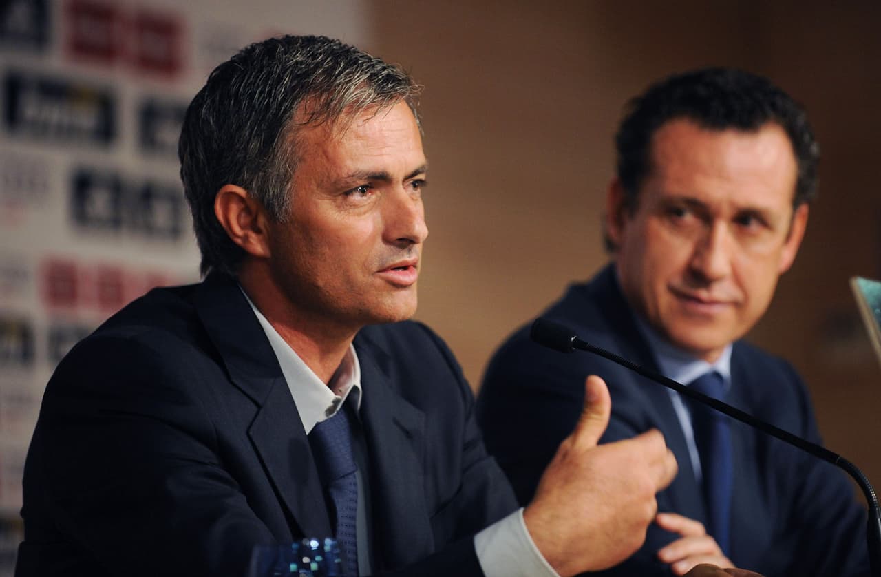 Según fuentes allegadas a Mourinho, desde antes de su llegada al Real Madrid, el entrenador ya se llevaba mal con Jorge Valdano que era el segundo al mando del equipo blanco en dicha época.