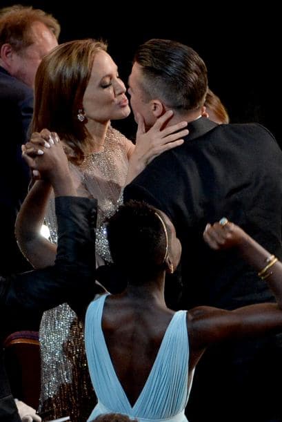 Angelina llegó al altar de la mano de Maxx y Pax, Zahara y Vivienne hicieron el papel de las niñas de las flores, mientras que Shiloh y Knok entregaron los anillos, ¡qué romántico!