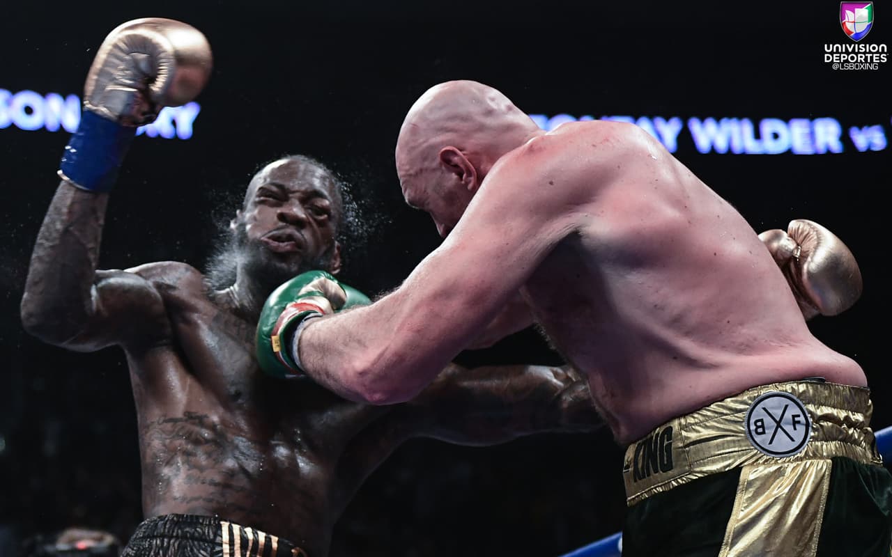 Tyson Fury y Deontay Wilder brindaron una pelea para la historia en el Staples Center de Los Ángeles. Wilder, monarca del CMB de peso completo, tiró en dos ocasiones al inglés, quien se levantó tras dominar la contienda con su elusivo boxeo. AL final, los jueces otorgaron un empate.