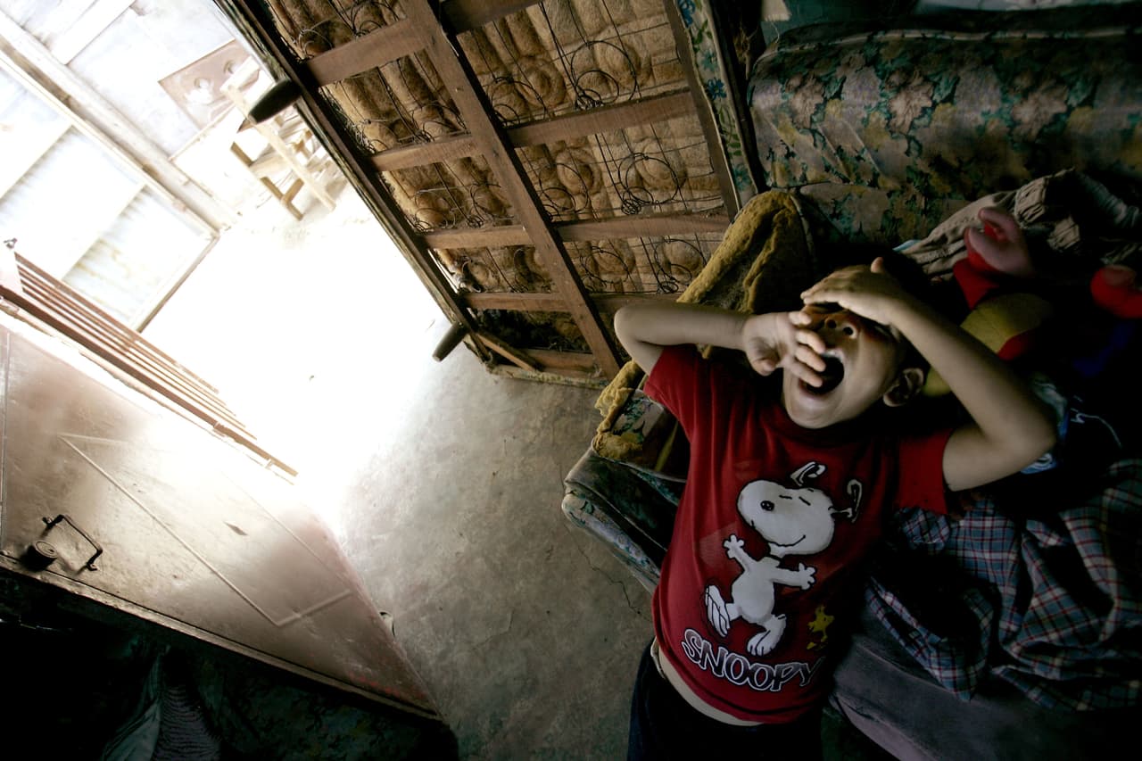 “Ya nos acostumbramos a andar descalzos por la calle”: el abandono infantil se agrava en Venezuela