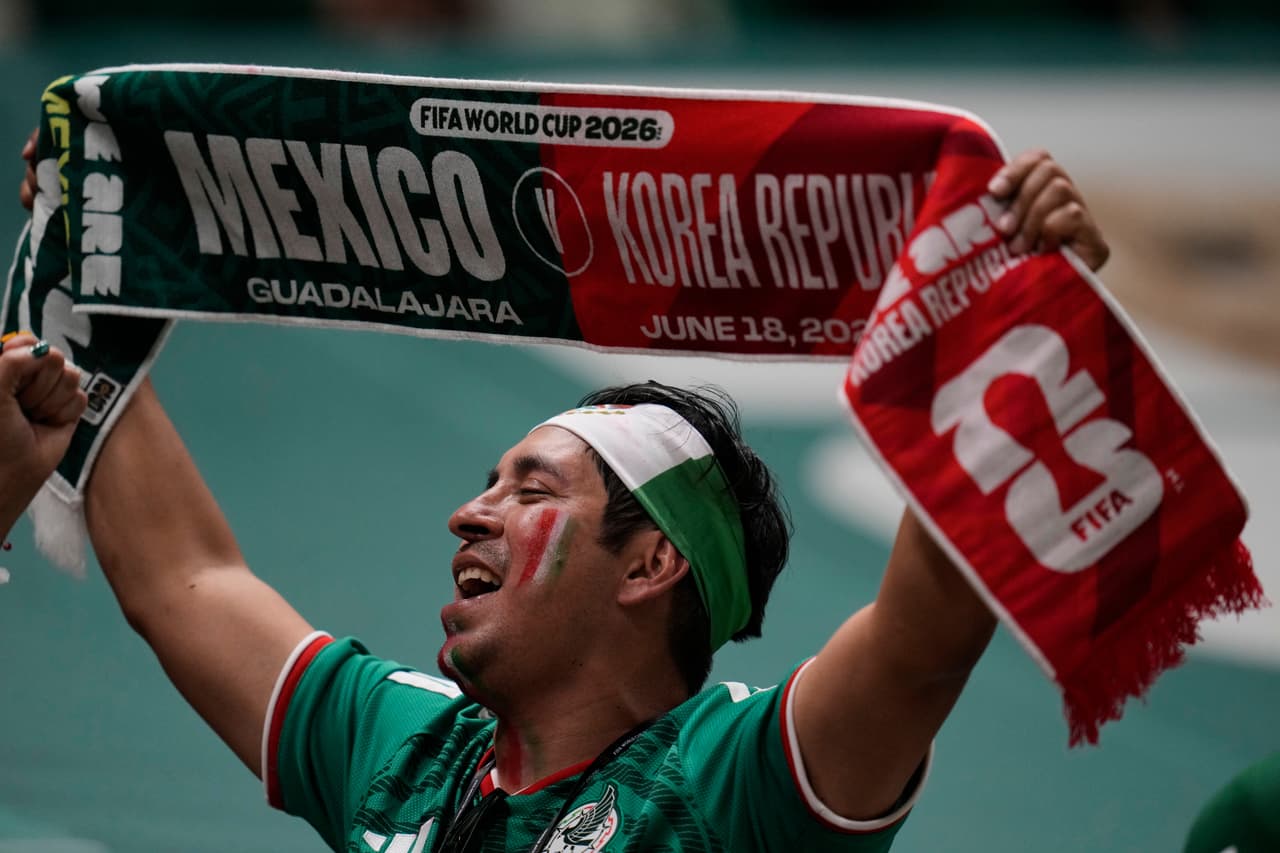 Un aficionado mexicano reacciona tras la victoria de su equipo en el partido de fútbol del Grupo A de la Copa del Mundo entre México y Corea del Sur, en Zapopan, cerca de Guadalajara, México, el jueves 18 de junio de 2026.