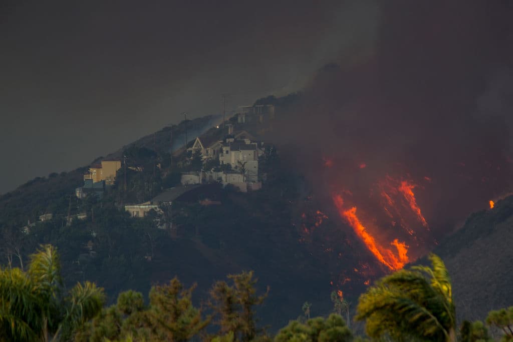 Las llamas conducidas por el viento se acercan a las casas durante el incendio de Woolsey en Malibu. David McNew/Getty Images