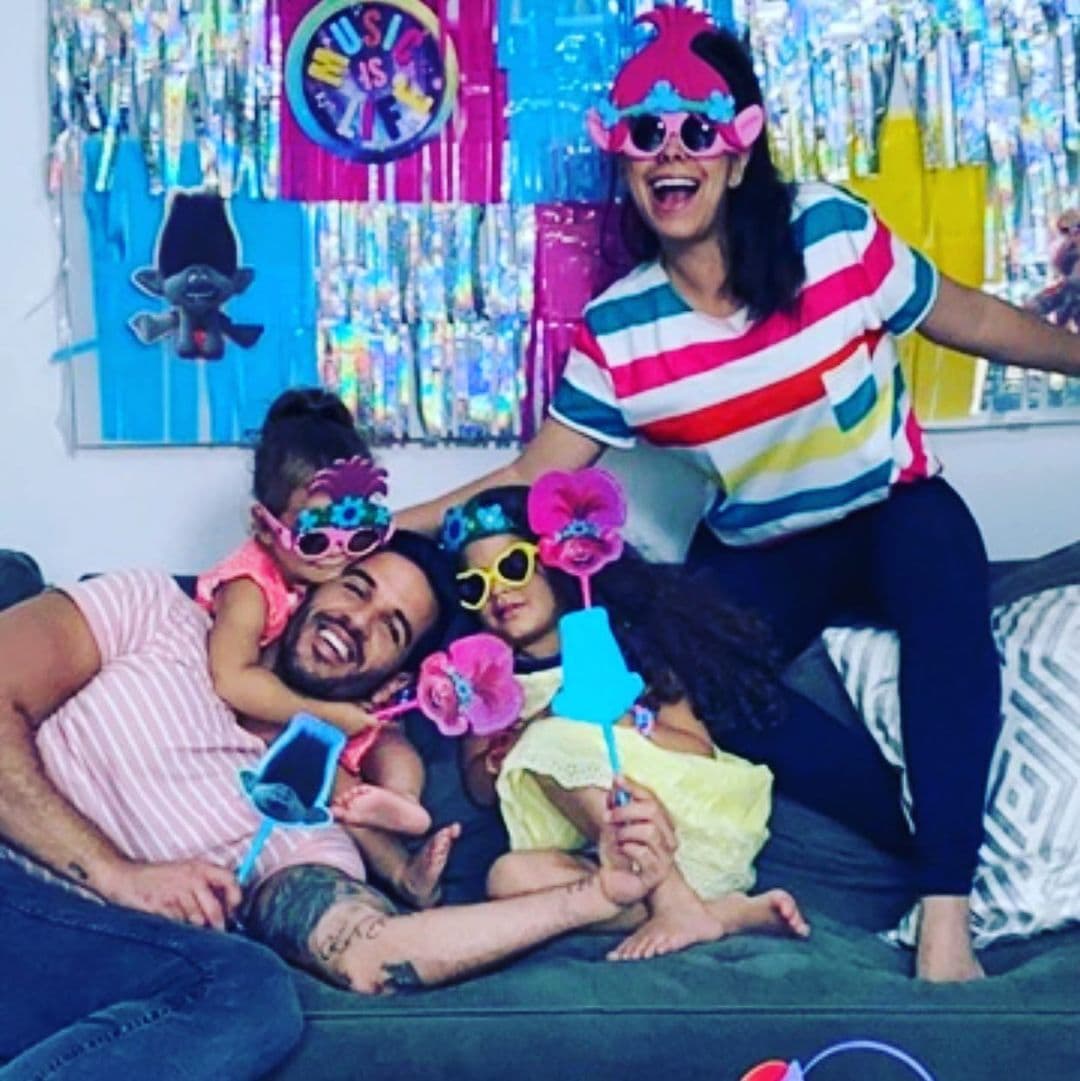 Esta familia es muy divertida y, esta semana, la esposa de Yisus lo probó en su cuenta de Instagram al compartir esta imagen en donde aparecen disfrazados y sin poses. "Todos tan diferentes pero formamos el equipo perfecto. Los amo con locura", agregó en la publicación.