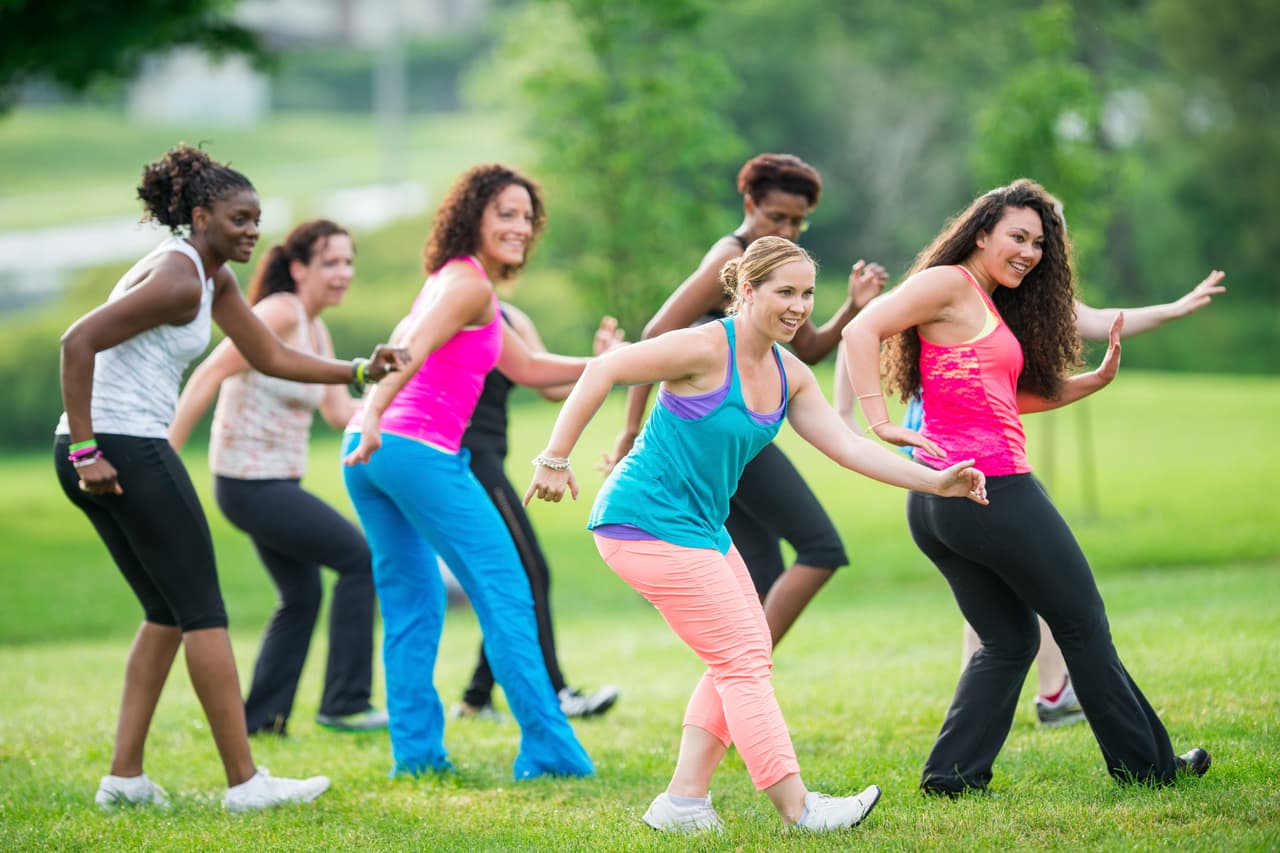 <b>Te saltas el ejercicio.</b> La actividad física puede ayudar a reducir el colesterol “malo” (LDL) e incrementar el Bueno (HDL). Solo 
<a href="https://www.univision.com/noticias/salud/mas-sentadillas-y-menos-pastillas-las-mil-y-una-ventajas-del-ejercicio-para-la-salud">el 20% de los estadounidenses practica el ejercicio recomendado</a>, según las autoridades sanitarias. Los adultos han de hacer entre 150 y 300 minutos de ejercicio moderado o entre 75 y 150 minutos de ejercicio vigoroso a la semana, de acuerdo con las recomendaciones más recientes.