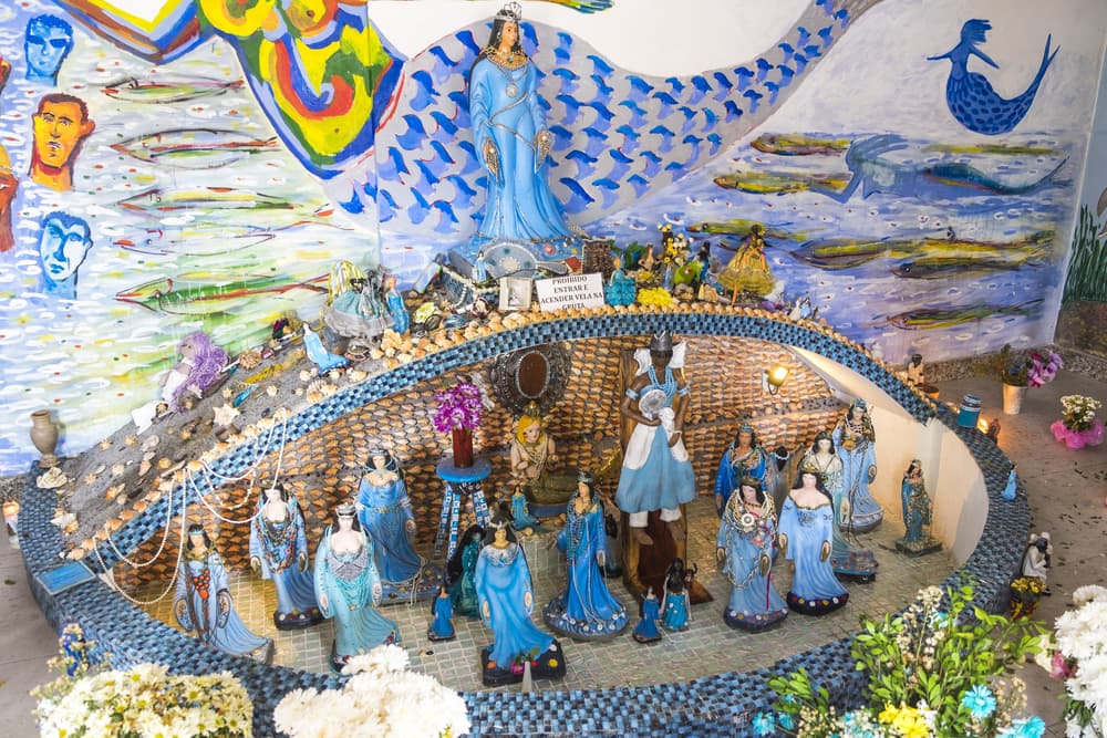 Por otro lado, a pesar de sus humildes y buenas intenciones, pueden también ser muy distraídos, hipersensibles, desordenados, tímidos, inseguros y dependientes.
<br>¿Notas las relaciones entre el horóscopo orisha y el del Zodiaco regular?