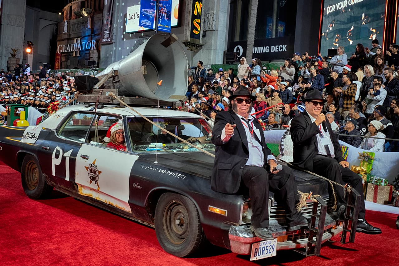 El desfile continuó su tradición de apoyar el programa Toys for Tots de los Marines, que lleva 77 años recolectando juguetes para niños necesitados.