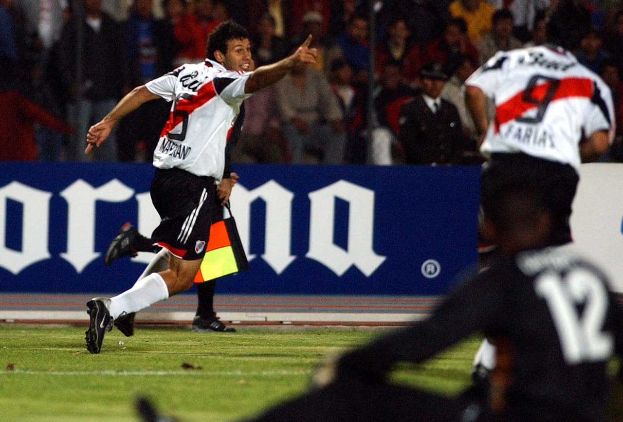 <b>Javier Mascherano (River Plate) - </b>La historia del 'Jefecito' fue similar, salvó que del West Ham partió al Liverpool y luego al Barcelona. Con la playera blaugrana logró 19 trofeos y se convirtió en uno de los ídolos del último tiempo, prenda de garantía del esfuerzo.