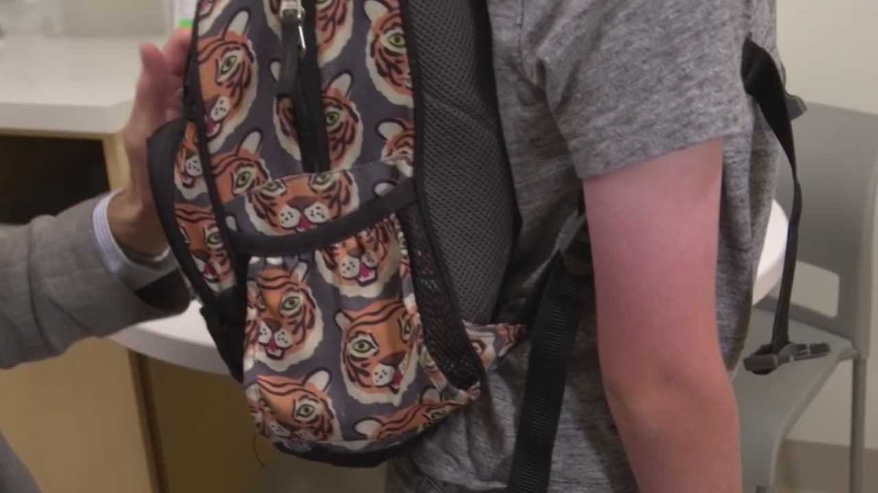 Los riesgos que pueden llegar a correr los niños que cargan mochilas pesadas al ir a la escuela