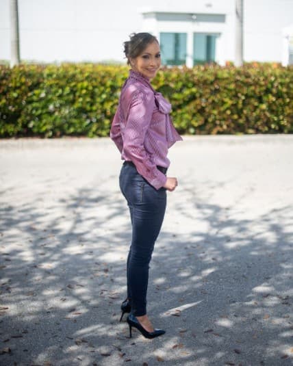 Satcha Pretto se puso bella para recibir el fin de semana, usando un moño en la cabeza tal como hace su hijita Alana.