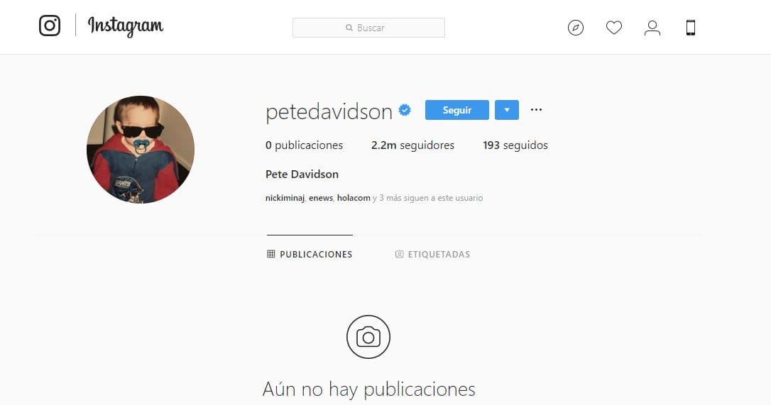 El ahora prometido de Grande decidió eliminar toda publicación de su cuenta personal de Instagram luego de que los seguidores de su novia lo atacaran por escribir "belleza" en una imagen que compartió la joven de 25 años junto a su abuelo, quien lamentablemente falleció hace poco tiempo.