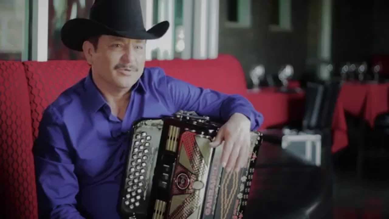 Otra gran voz y excelente músico del regional mexicano es Javier Ríos, líder de Los Invasores de Nuevo León. Javier también es un maestro en el arte de la ejecución del acordeón, instrumento que aprendió a tocar de muy niño, allá, en el ejido La Conquista, en Los Ramones, Nuevo León.