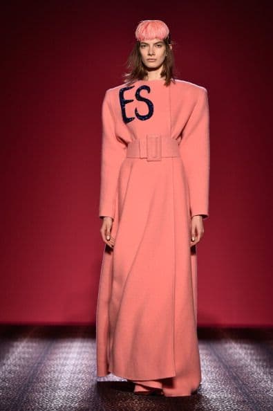 ¡Schiaparelli también nos trajo moda de otro planeta! En Marte podrá estar de moda este 'modelito', pero aquí en tierra firme ni a Lady Gaga le vemos este 'look'.
