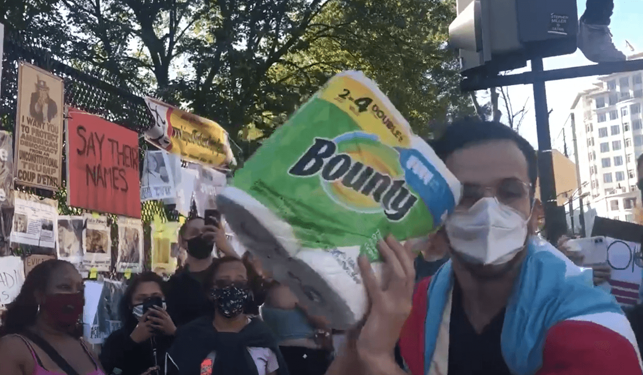 Joven con bandera de Puerto Rico lanza papel toalla a la Casa Blanca en respuesta a humillación de Trump