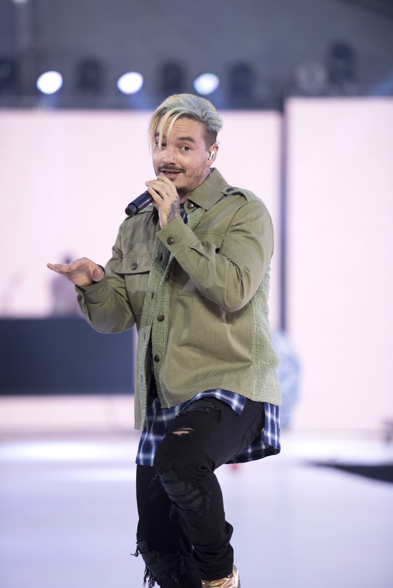 Un año más tarde, el colombiano lanzó 'El Negocio', su segundo disco, el cual le abrió las puertas del mercado europeo.