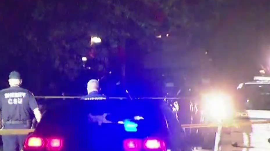 Las autoridades 
<b><a href="https://www.univision.com/temas/investigacion">investigan</a></b> el hallazgo del cuerpo un adolescente, de entre 16 y 17 años, frente a una casa en 
<b><a href="https://www.cityofgalenapark-tx.gov/" target="_blank">Galena Park. </a></b>