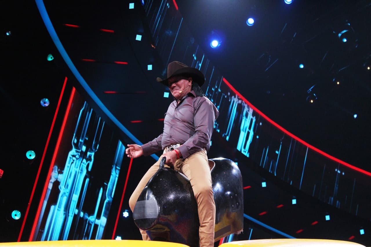 Lupe demostró ser el maestro en esto de la montada: duró 26 segundos.