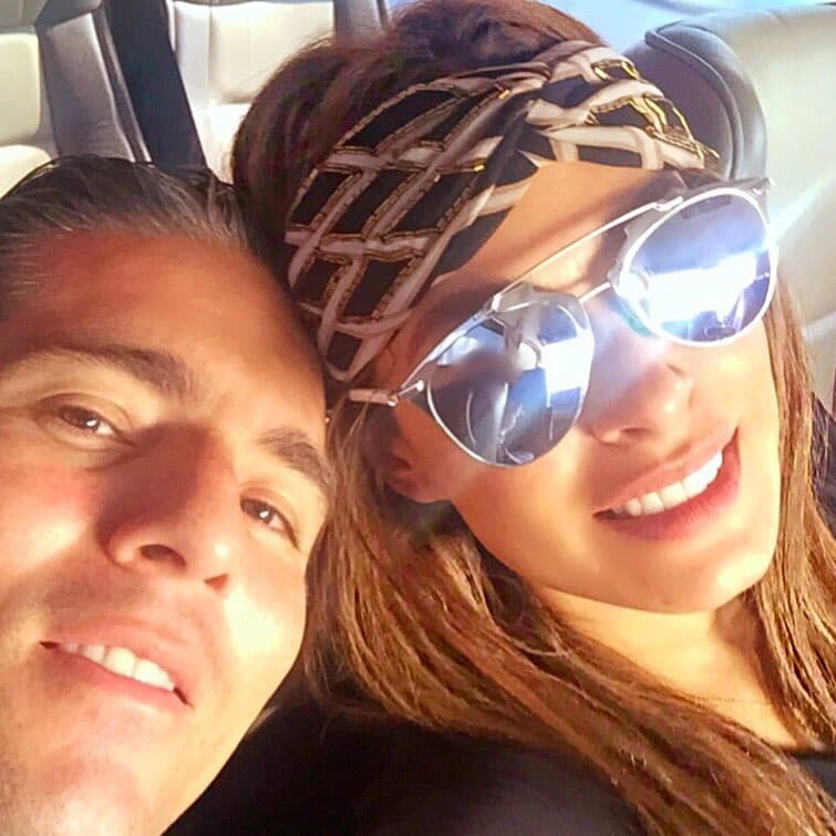 A través de su cuenta de Instagram la actriz no pierde oportunidad para dedicarle bellos mensajes a su esposo como: "amo mirarte cuando me besas" o "❤️❤️❤️❤️ Te amo @reinaiglesias".