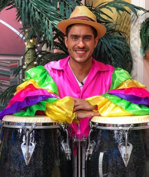 Con sonrisa de oreja a oreja, Rodolfo Landeros nos mostró que es todo un experto en los timbales.