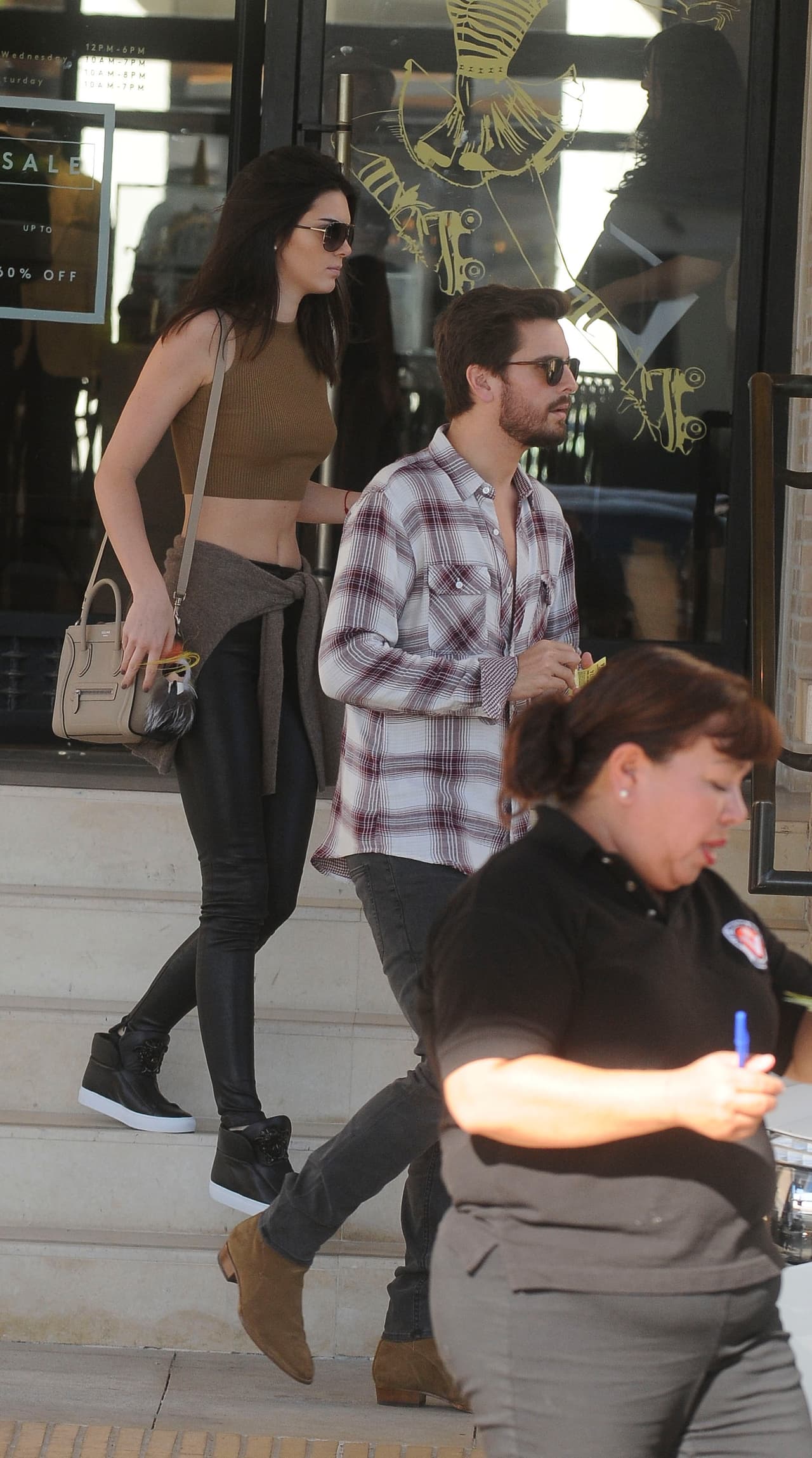 Scott paseaba de un lado para otro con la hermanastra de su mujer.