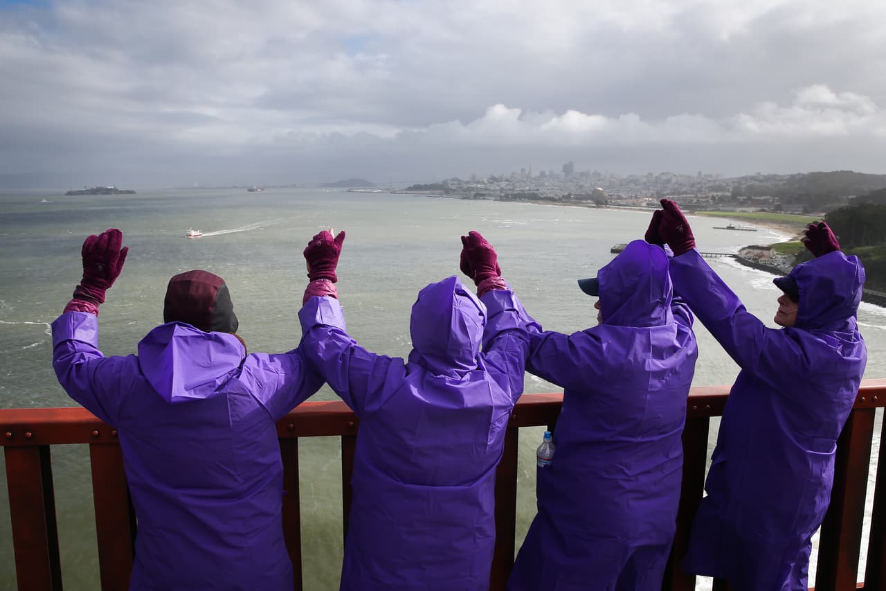 Miles de personas se reunieron en el Golden Gate Bridge en San Francisco este 20 de enero de 2017 para unir sus manos y mostrar unidad en respuesta a la juramentación de Donald Trump como el nuevo presidente de Estados Unidos.