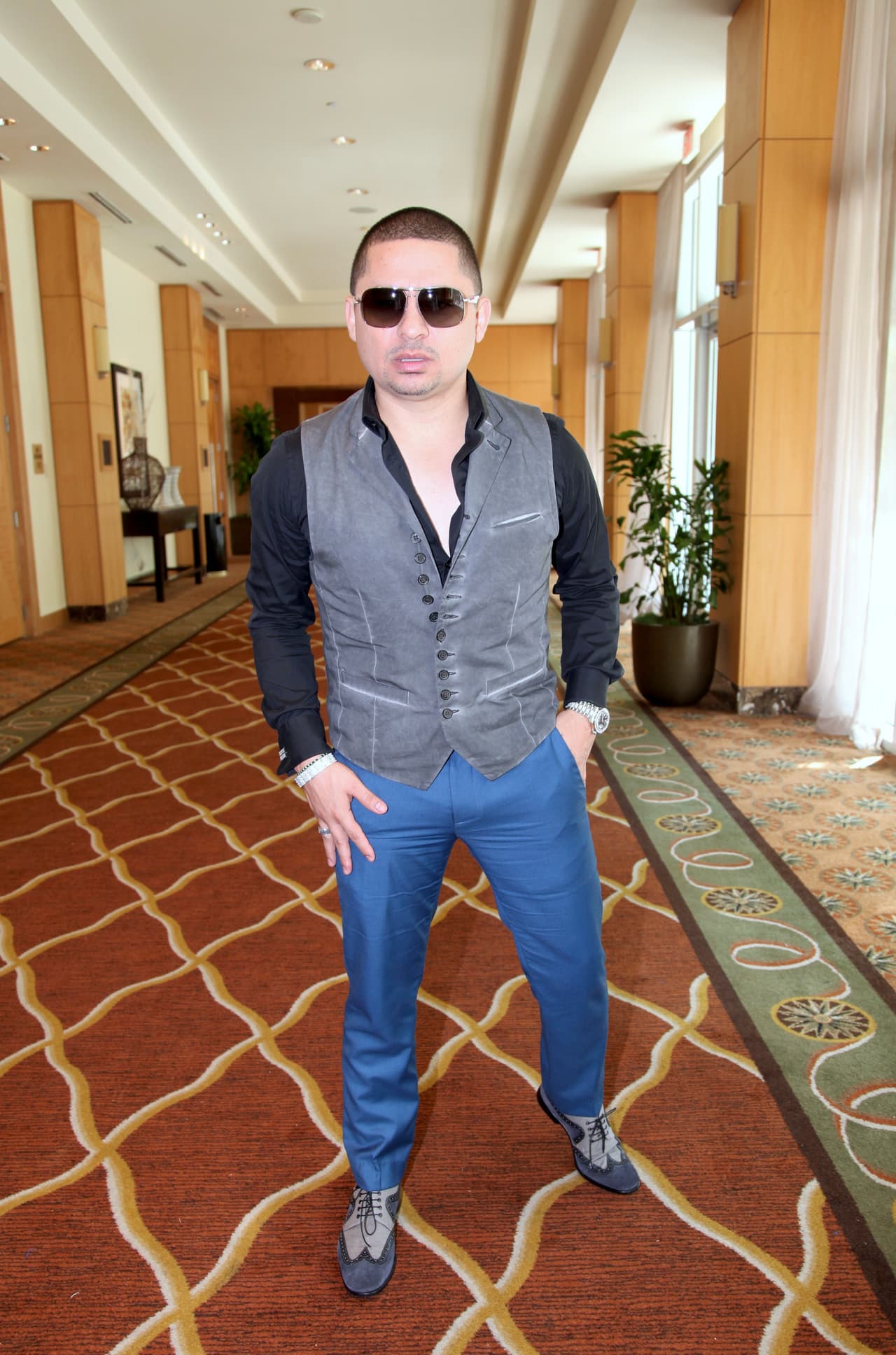 Y hasta para un momento casual, el afamado intérprete no deja de ir bien combinado. Además los accesorios son imprescindibles.