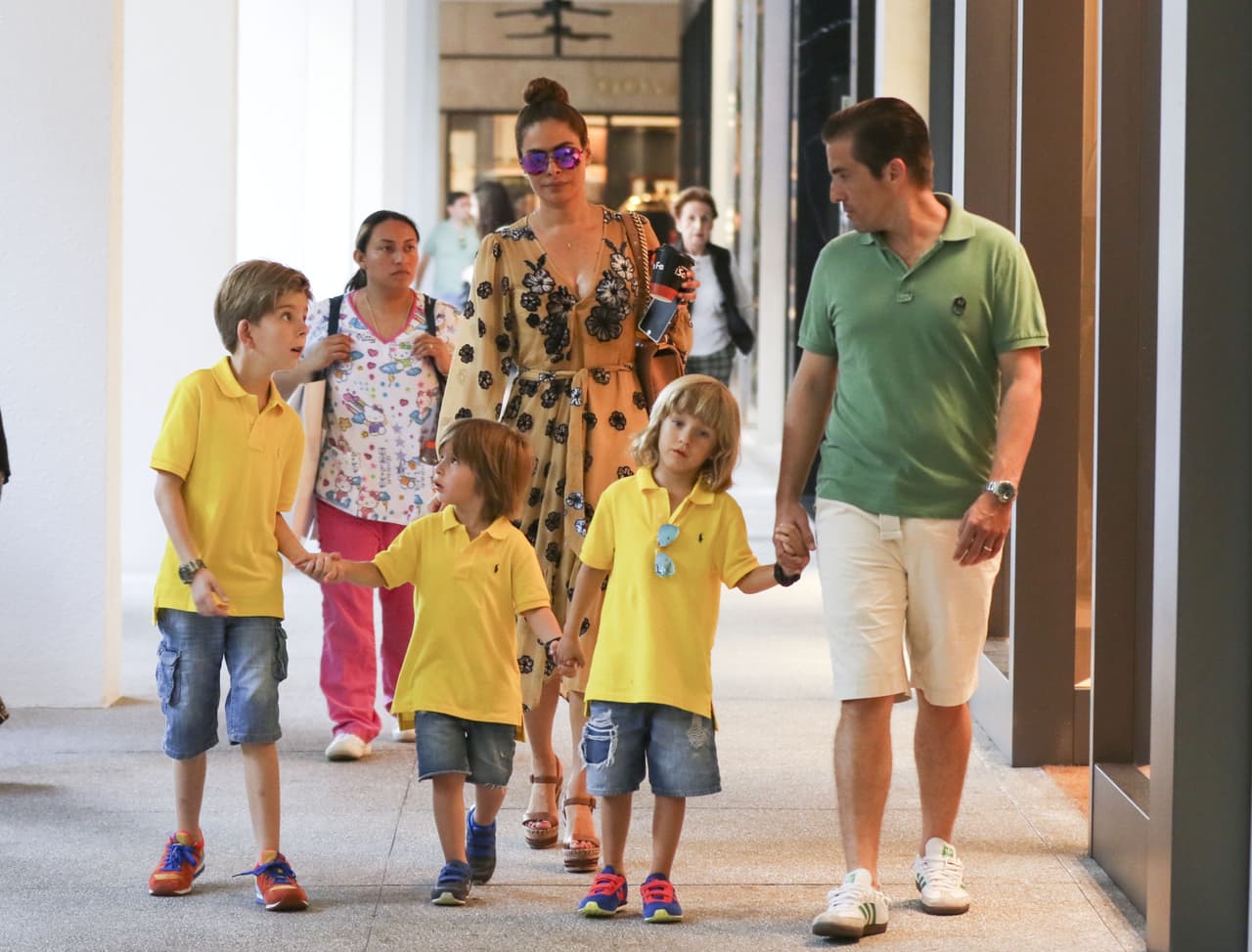 Los chicos usaron una playera polo amarilla y shorts de mezclilla.
