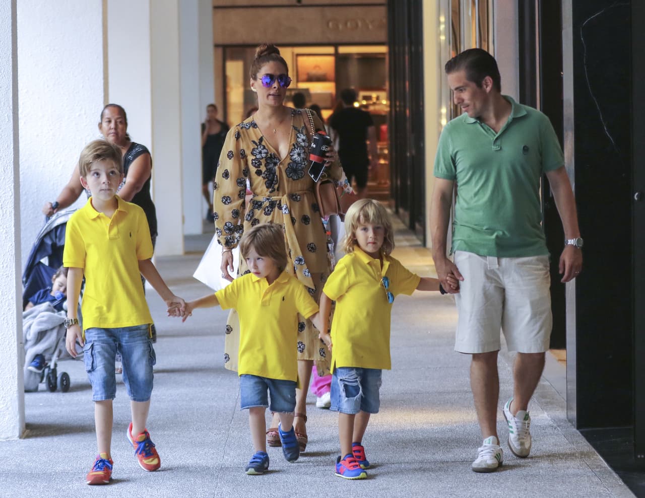 Los tres con el mismo y cómodo outfit.