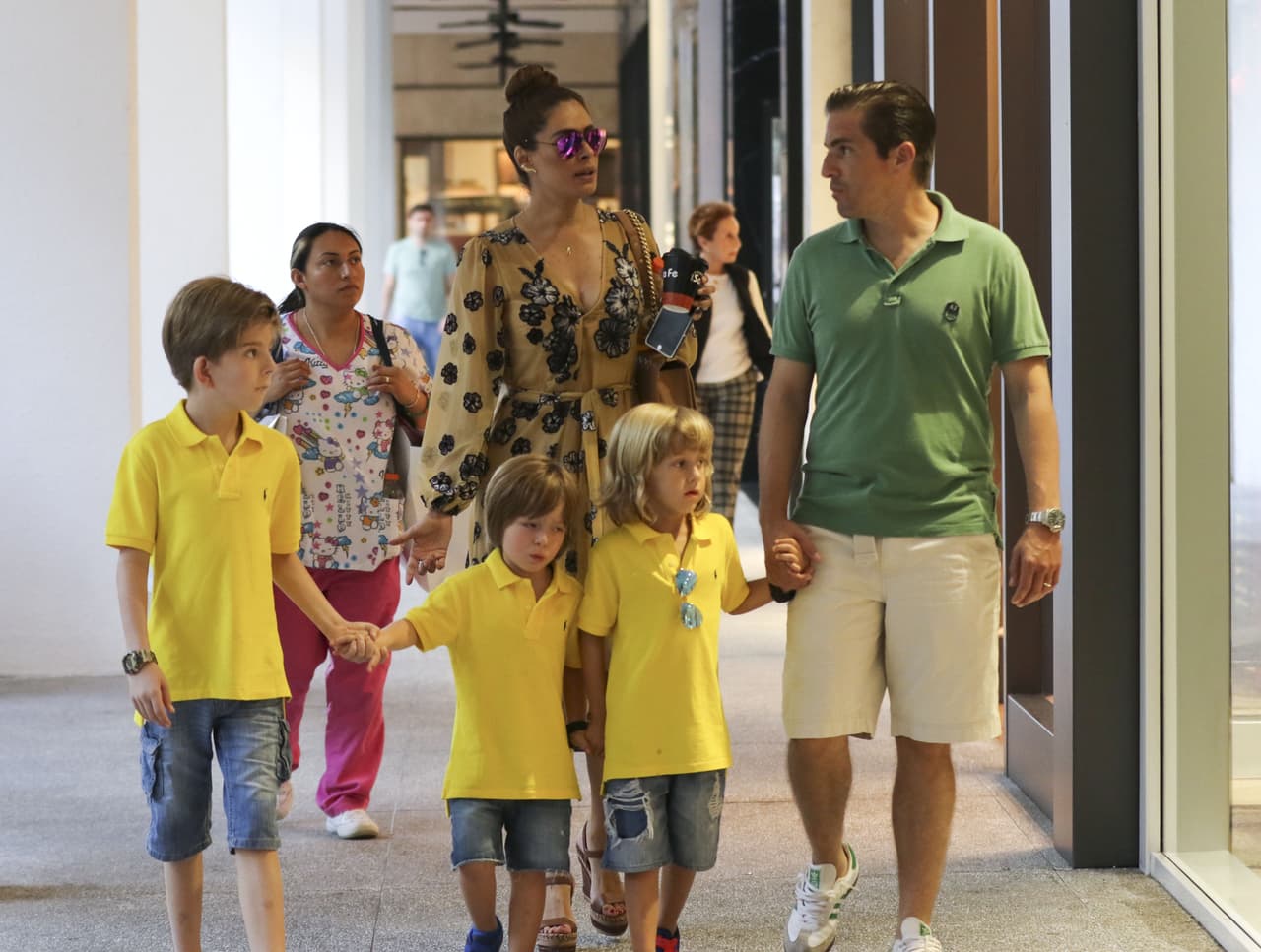 La bella conductora de 'Hoy' de compras con Fernando Reina y sus pequeñines.