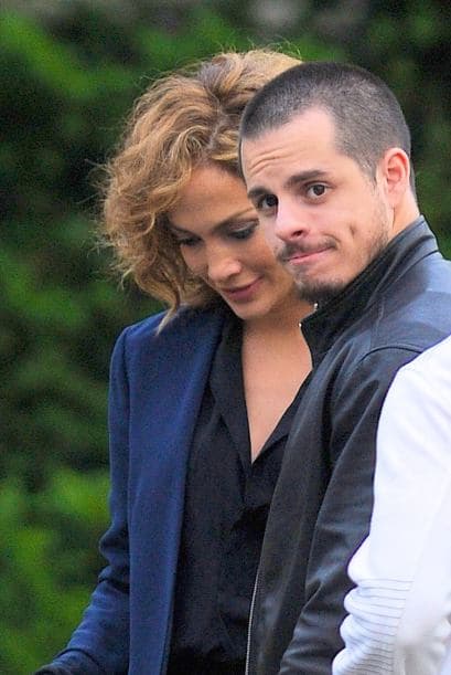 Jenni anda muy trabajadora, pero no puede andar sin su amado bailarín.