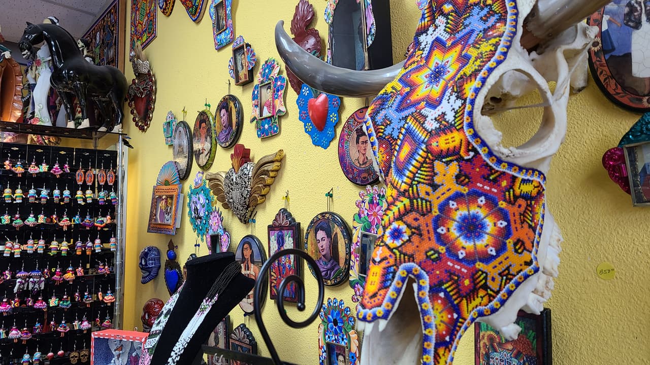 Connie señala que antes de la pandemia, mucha gente entraba a Mixcoatl solo admirar su interior, donde se encuentra una colección de arte proveniente de toda América Latina. En la imagen, un diseño huichol decora el cráneo de un carnero, el cual acompaña una colección de retratos de Frida Kahlo y aretes del pueblo tzotzil.