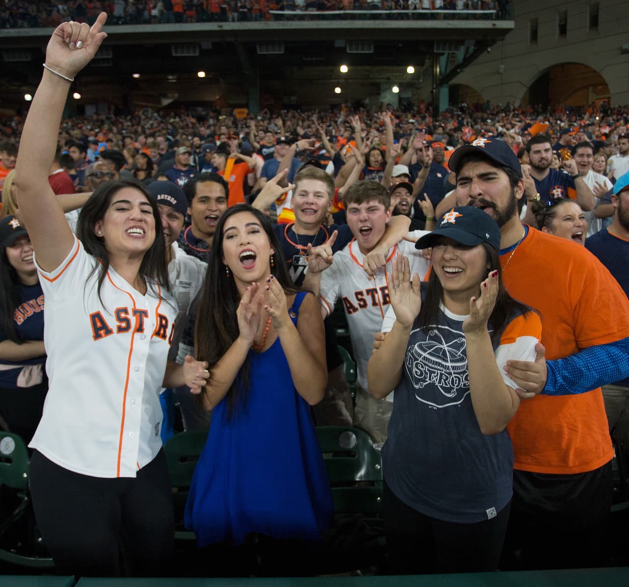La alegría y emoción se tomó a los todos los hinchas de Houston Astros campeón de la Serie Mundial, entre los más jóvenes y algunas bellas mujeres, en una celebración gigante.