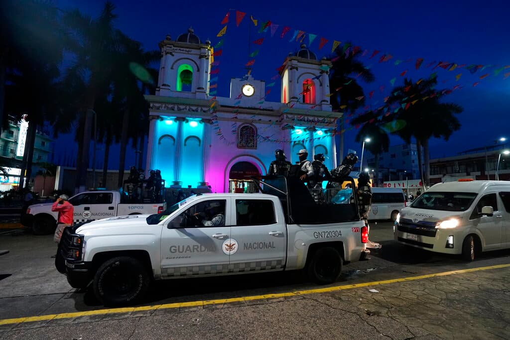 La Guardia Nacional Mexicana patrulla mientras una caravana de migrantes se prepara para comenzar a caminar hacia el norte desde Tapachula, México, el sábado 4 de septiembre de 2021.
