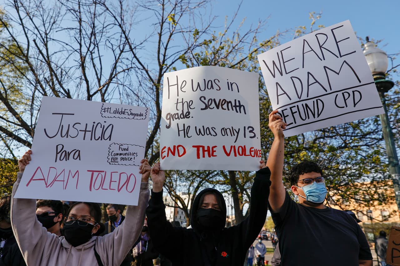 El video en que se capta a un policía de Chicago disparar contra el niño Adam Tolero se dio a conocer justo la misma semana en que estallaron las protestas por el incidente en que
<a href="https://www.univision.com/noticias/estados-unidos/daunte-wright-minnesota-minneapolis-kim-potter-detenida-homicidio-involuntario">una policía de Brooklyn Center, cerca de Minneapolis, disparó y mató a un afroestadounidense</a> en una parada de tránsito, y en la fase decisiva del juicio contra el exagente Derek Chauvin, acusado por la
<a href="https://www.univision.com/temas/muerte-de-george-floyd">muerte de George Floyd</a> en mayo del año pasado.