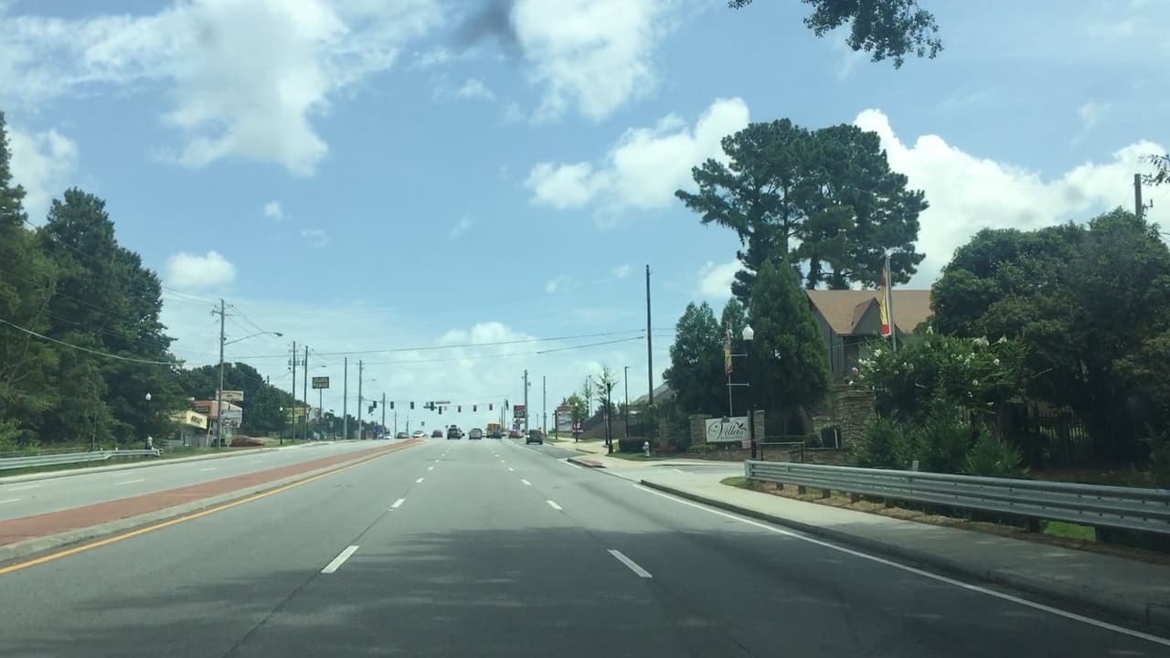 Las comunidades inmigrantes de Georgia vivieron entre los rumores y el miedo el inicio de lo que según el gobierno federal serán varios días de operativos para poner bajo custodia y deportar a indocumentados. En horas de la tarde de este domingo, tanto grupos activistas como Inmigración no habían confirmado detenciones en la región. Al norte de Atlanta, más de 70 personas se reunieron desde muy temprano en la sede de la organización Alianza Latina de Georgia por los Derechos Humanos (GLAHR), desde donde se formaron una decena de grupos que salieron a verificar si agentes del Servicio de Inmigración y Control de Aduanas de los Estados Unidos (ICE) estaban en los vecindarios arrestando a personas.