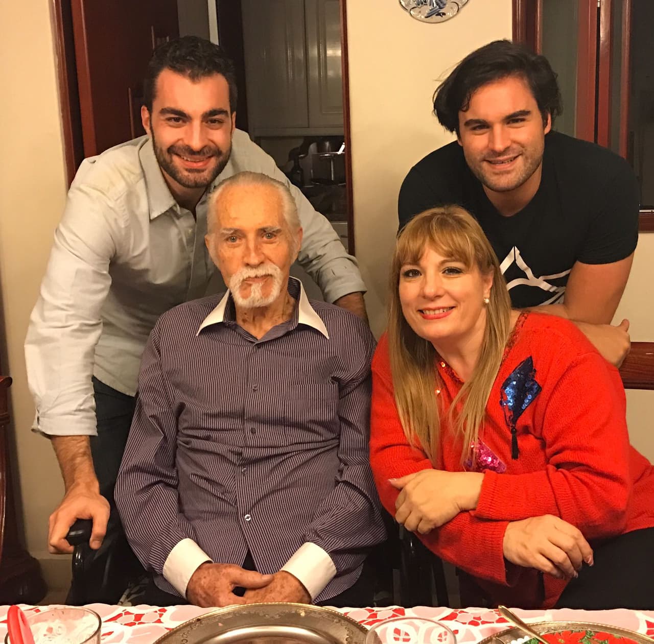 Rogelio Guerra murió el miércoles 28 de febrero de 2018 a consecuencia de un paro respiratorio. Esta fue la última foto de familia que él mismo pidió.