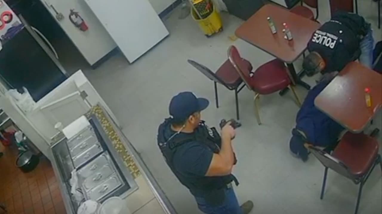 Luego, otro oficial entra y somete al sospechoso. Todo esto ocurrió a las 8:40am del domingo.