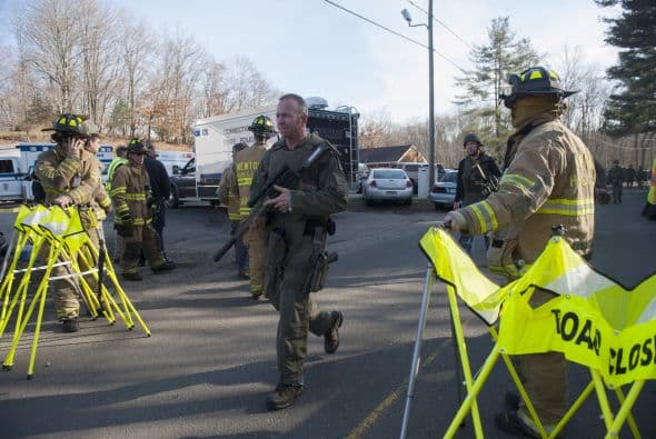 De acuerdo con versiones de los principales medios del país, el presunto autor del tiroteo, identificado como Adam Lanza, entró en el colegio vestido con ropa negra y llevaba una máscara, un chaleco antibalas y tres armas, entre ellas un rifle, dijo la agencia EFE.