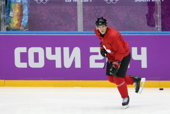 Él juega hockey y es canadiense.