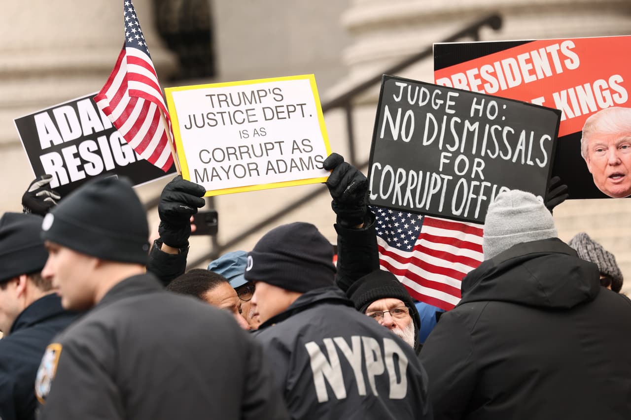 El caso ha generado controversia en la comunidad legal, con más de 900 ex fiscales expresando preocupación por el manejo del proceso. El juicio estaba programado para abril de 2025.