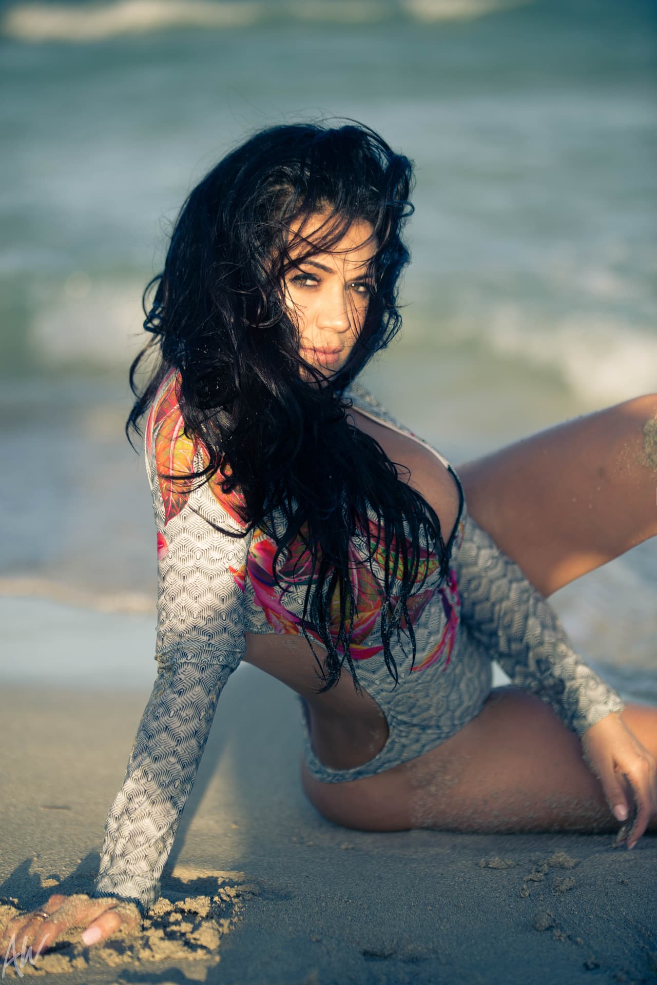 Mientras que la locutora hondureña derramaba sensualidad sobre la arena.