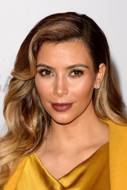 Para hacerle segunda a tu ‘blush’, al igual que Kim, aplica en tus pómulos toques de polvos con brillo para iluminar tu rostro en instantes.