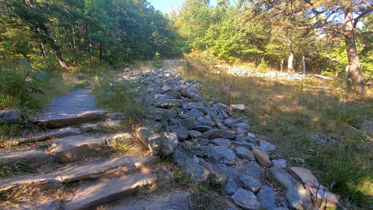 Al continuar por el sendero de la torre se llega a la estructura que da su nombre al parque: el muro de piedra.