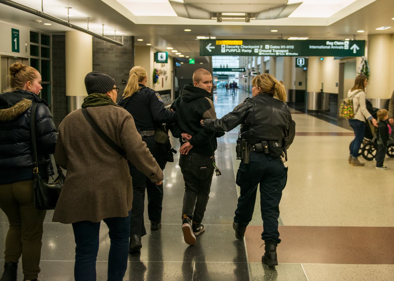 Al menos cuatro personas fueron arrestadas, según reportes de prensa.