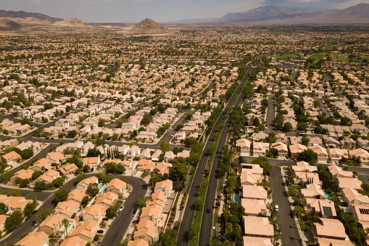 <b>1. </b>Tenga en cuenta 
<b>detalles que muestran poco profesionalismo en las publicaciones</b> en las redes sociales. Por ejemplo, la foto de la publicación es tomada de Google maps, la cuenta de la persona que publicó la renta solo tiene una foto o no parece ser de una persona real, o no hay información de contacto real en la publicación.