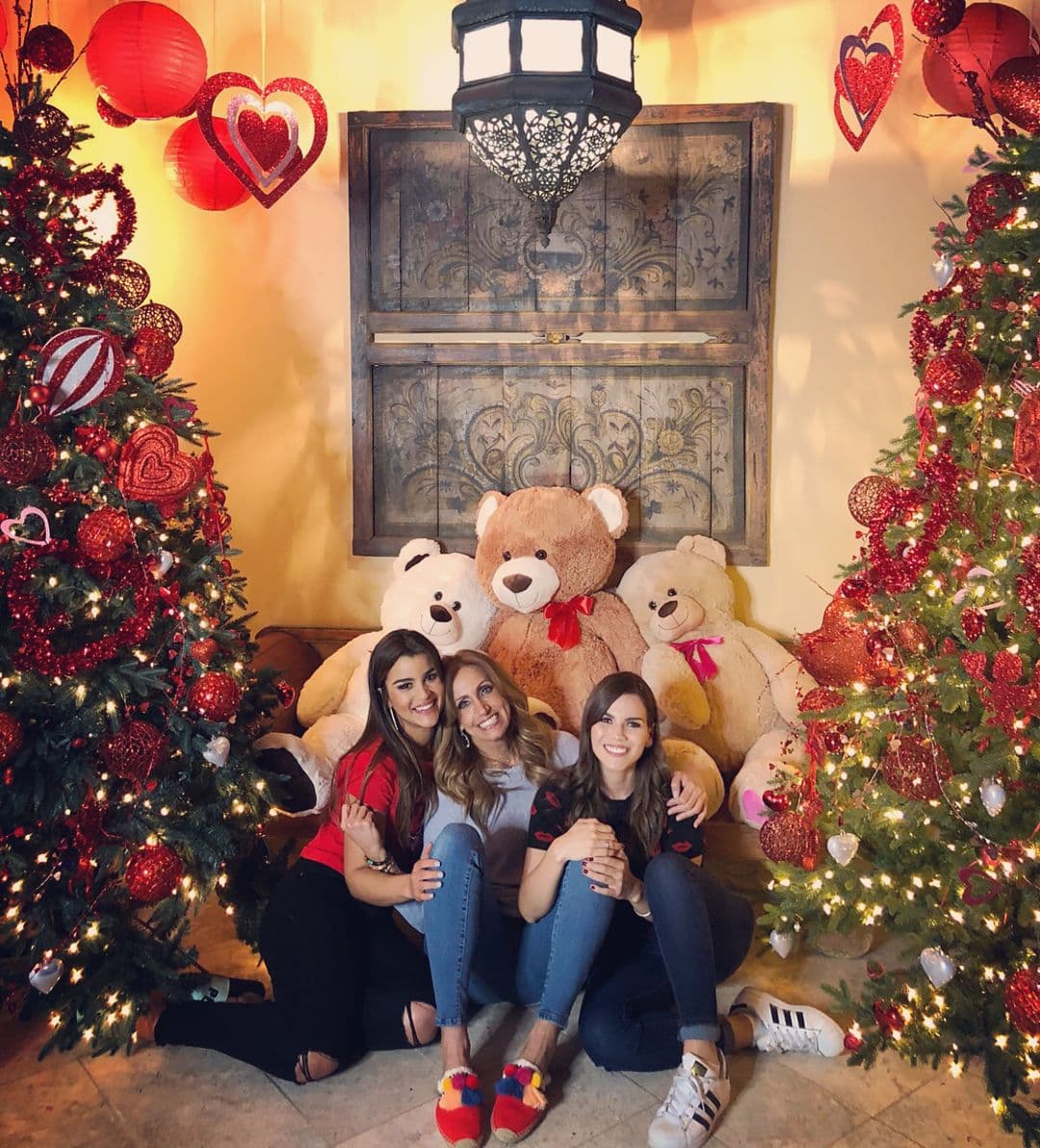 Todo comenzó justo el 14 de febrero de 2018, cuando Karina, 
<b><a href="https://www.univision.com/temas/la-flaca" target="_blank">Lili Estefan</a></b> y 
<b><a href="https://www.univision.com/temas/clarissa-molina" target="_blank">Clarissa Molina</a></b> se reunieron para celebrar juntas el Día del Amor y la Amistad, y compartieron las fotos del encuentro en sus redes sociales.